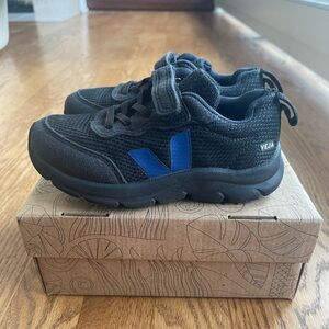Veja Kids black mesh gorilla Sneakers. Size 10 Toddler